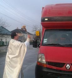 Парафіяни зі Львова самотужки доставили гуманітарку на передову.(ФОТО, ВІДЕО)